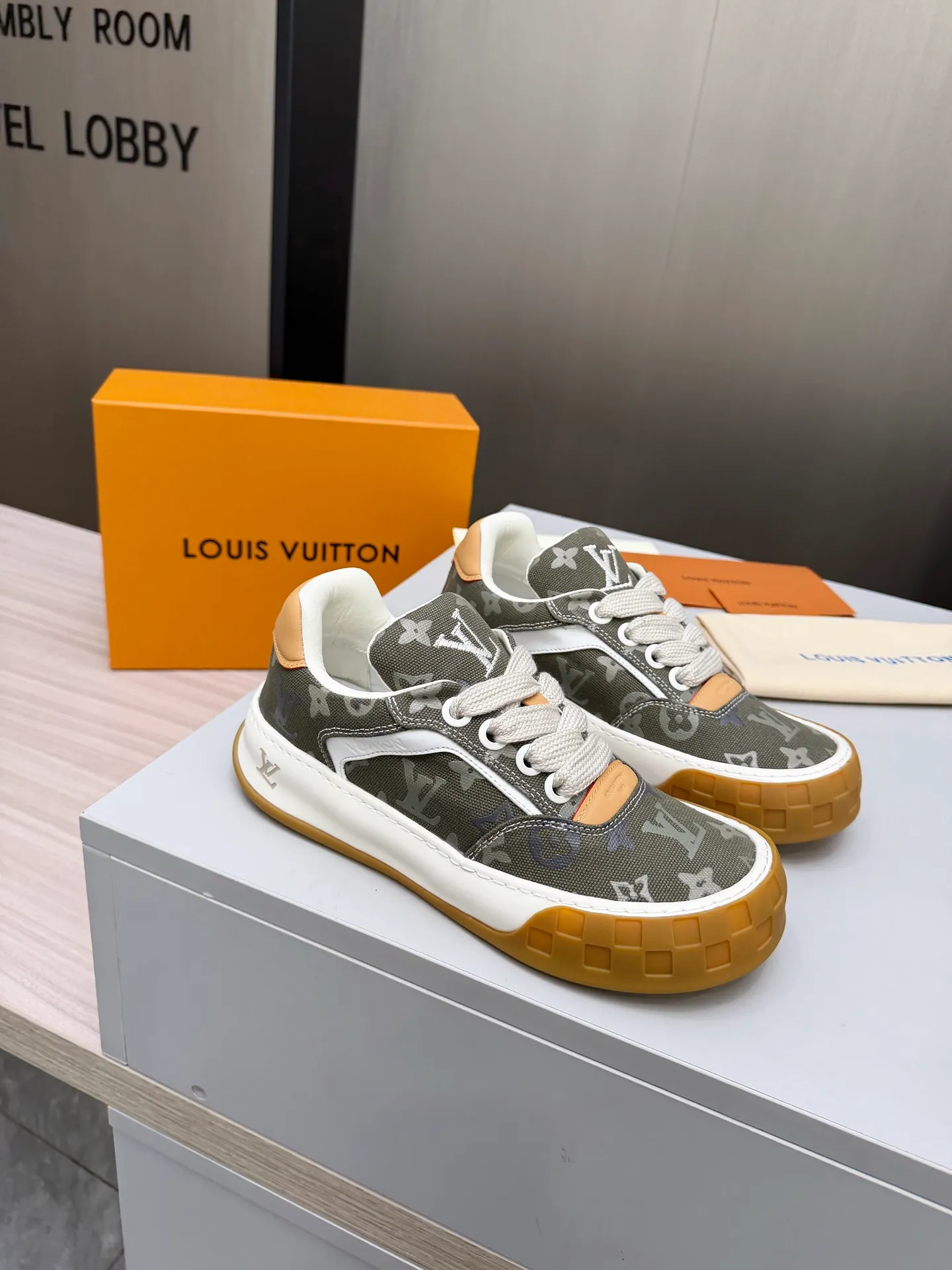 Men's men's shoes P640! Top version LV-Louis Vuitton-classic catwalk new style, empty glue process·original 1:1 development and reproduction! ! The upper foot is very comfortable. It is made of luxurious materials and fine workmanship. The midsole is printed with English letters "Made in Europe". The upper is made of calfskin imported from Italy. The side is decorated with the brand's LOGO and signature. The latest latex foot pads and mesh lining make the foot feel super comfortable. The original two-color TPU combination outsole is specially provided by the original factory. Bag technology Goodyear stitched edges Fabric: Exclusive custom first-layer cowhide Accessories: Exclusive private model Vuitton logo, lining: Customized silk mesh lining - first-layer silk cowhide lining Outsole: TPU combination outsole wear-resistant, non-slip and anti-yellowing Foot pads: new latex pads-mesh sweat-absorbent Counter technology: fully computerized sewing machine wire drawing Toe box back cover Hot and cold shaping Full set of pull-top last with medium and low logo pattern Code number 39-45